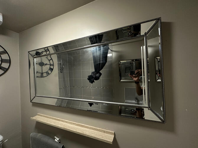 Large wall mirror - Secure and level installation Large wall mirror - Secure and level installation